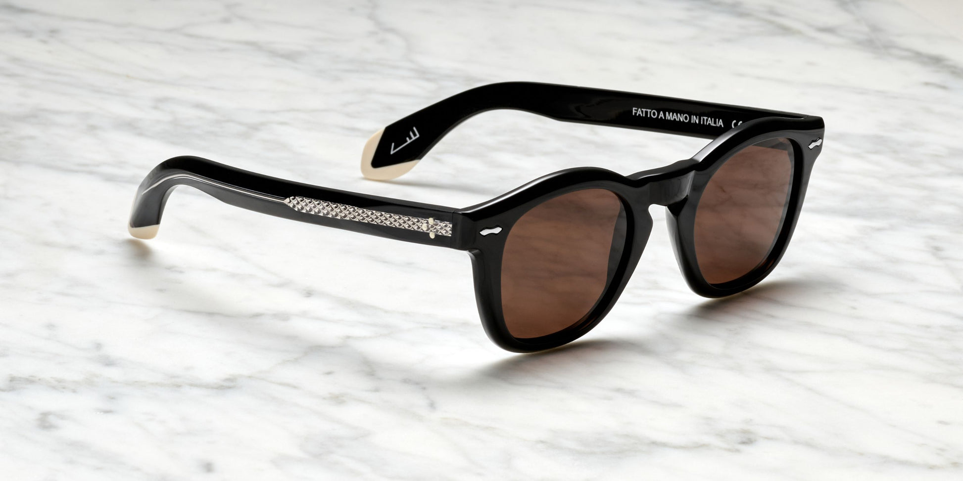 occhiali da sole neri con dettagli in acciaio