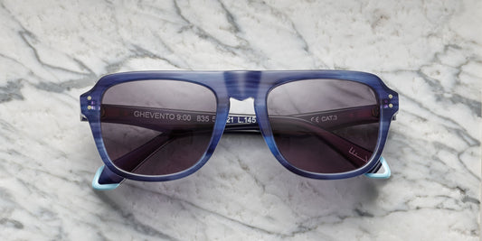 Occhiali da sole blu con lente ampia e rettangolare