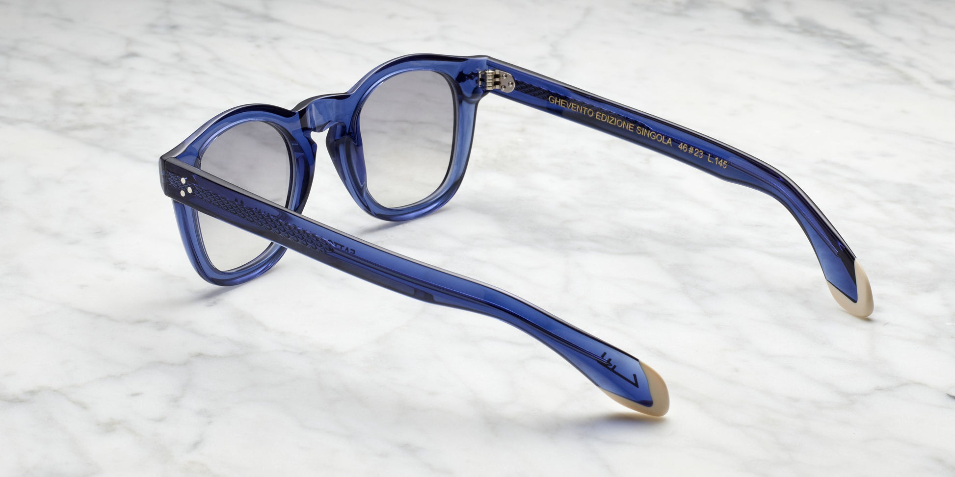 occhiali da sole fatti a mano in Italia edizione unica blu trasparente