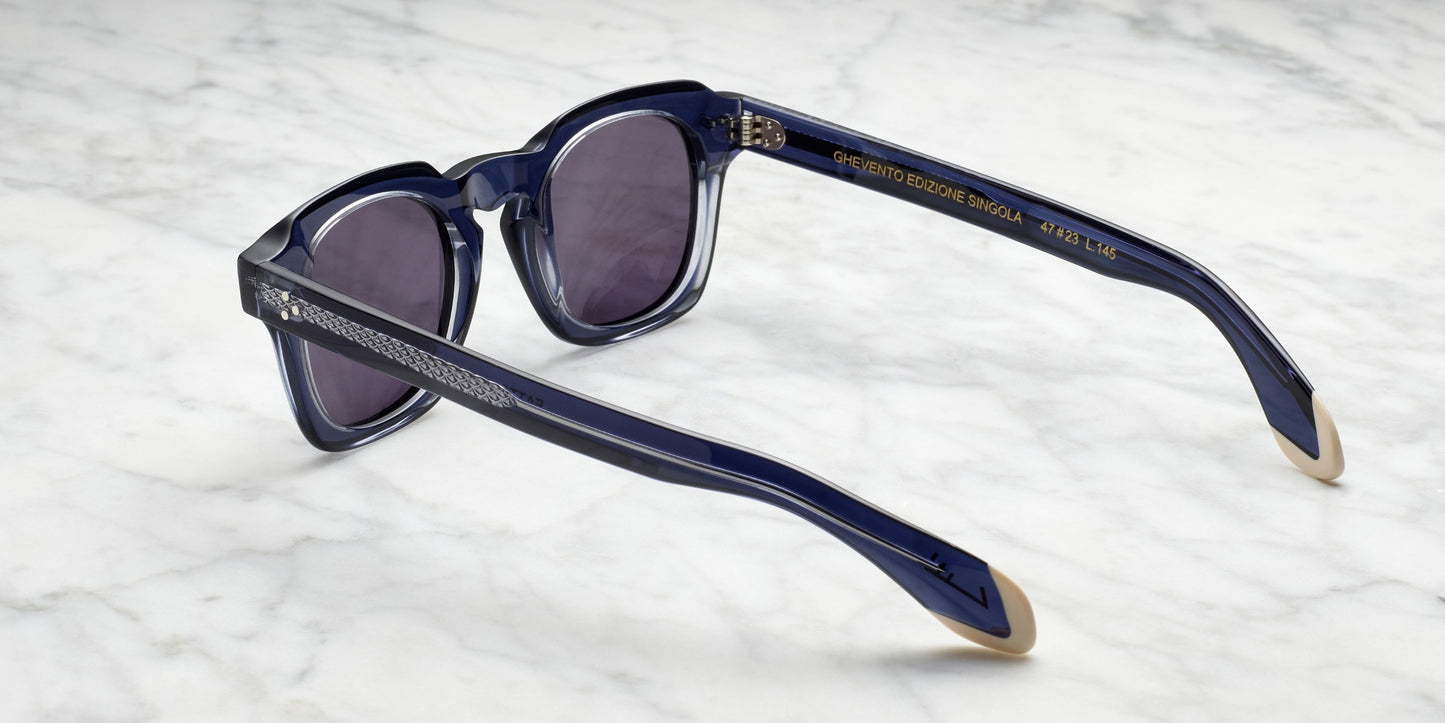 occhiali da sole in acetato blu scuro trasparente e dettagli in acciaio