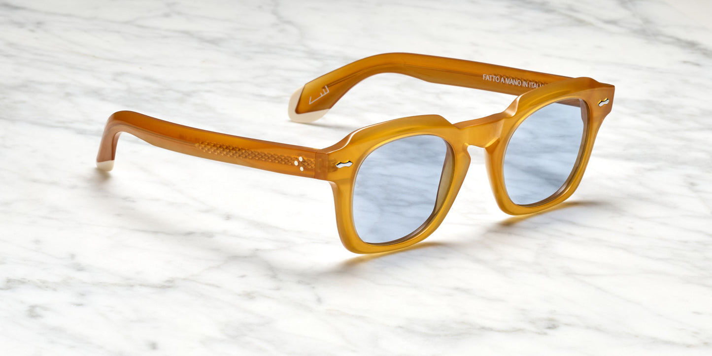 occhiali da sole con montatura color ambra