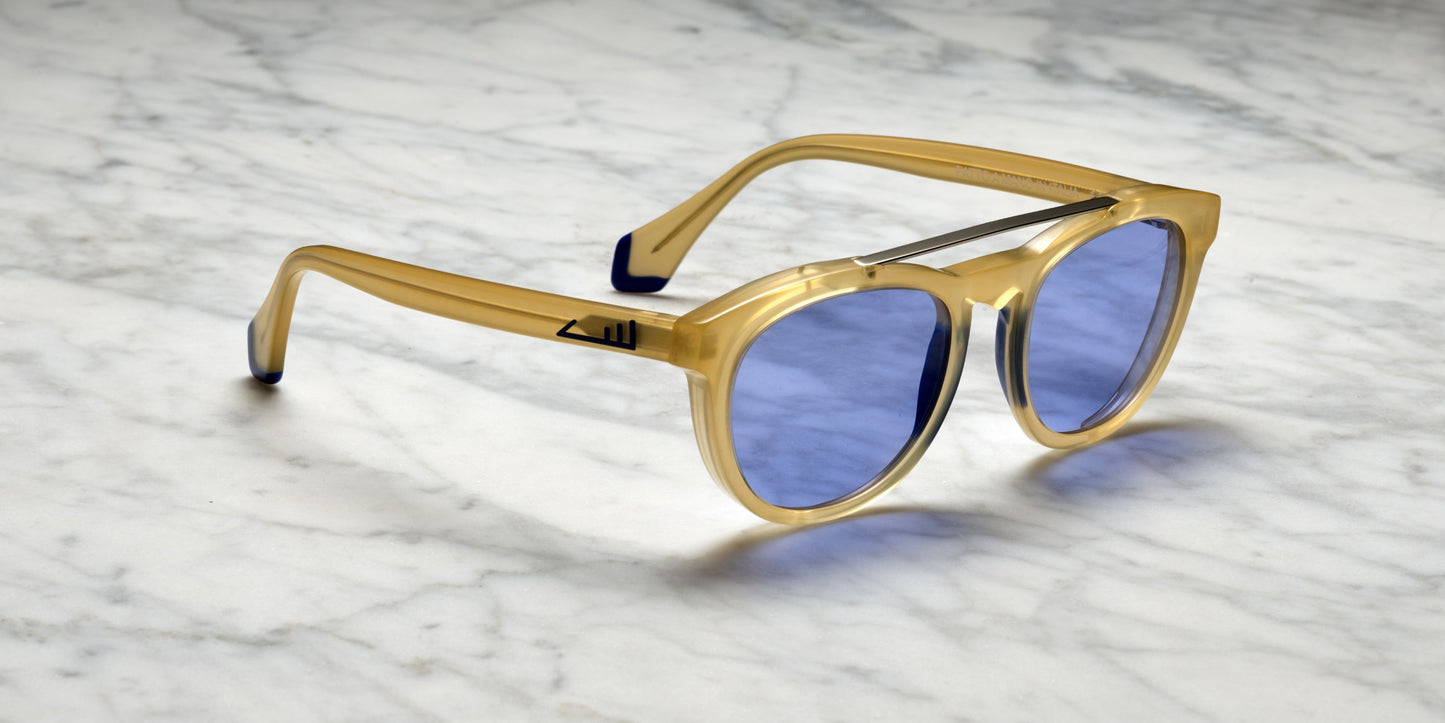 occhiali da sole color miele con dettagli blu