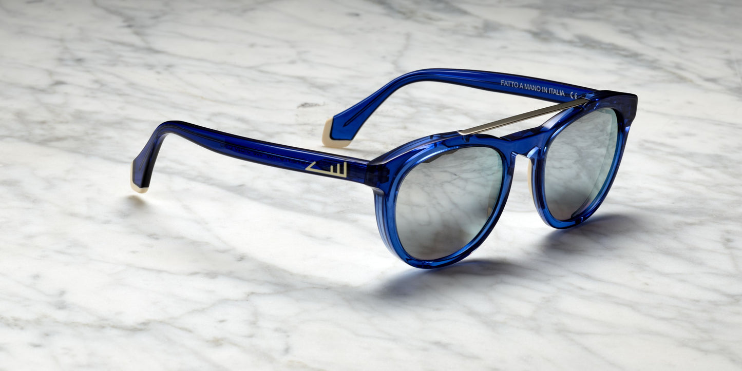 occhiali da sole in acetato blu con dettagli bianchi
