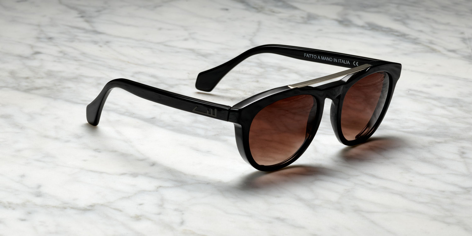 occhiali da sole neri con dettagli tono su tono