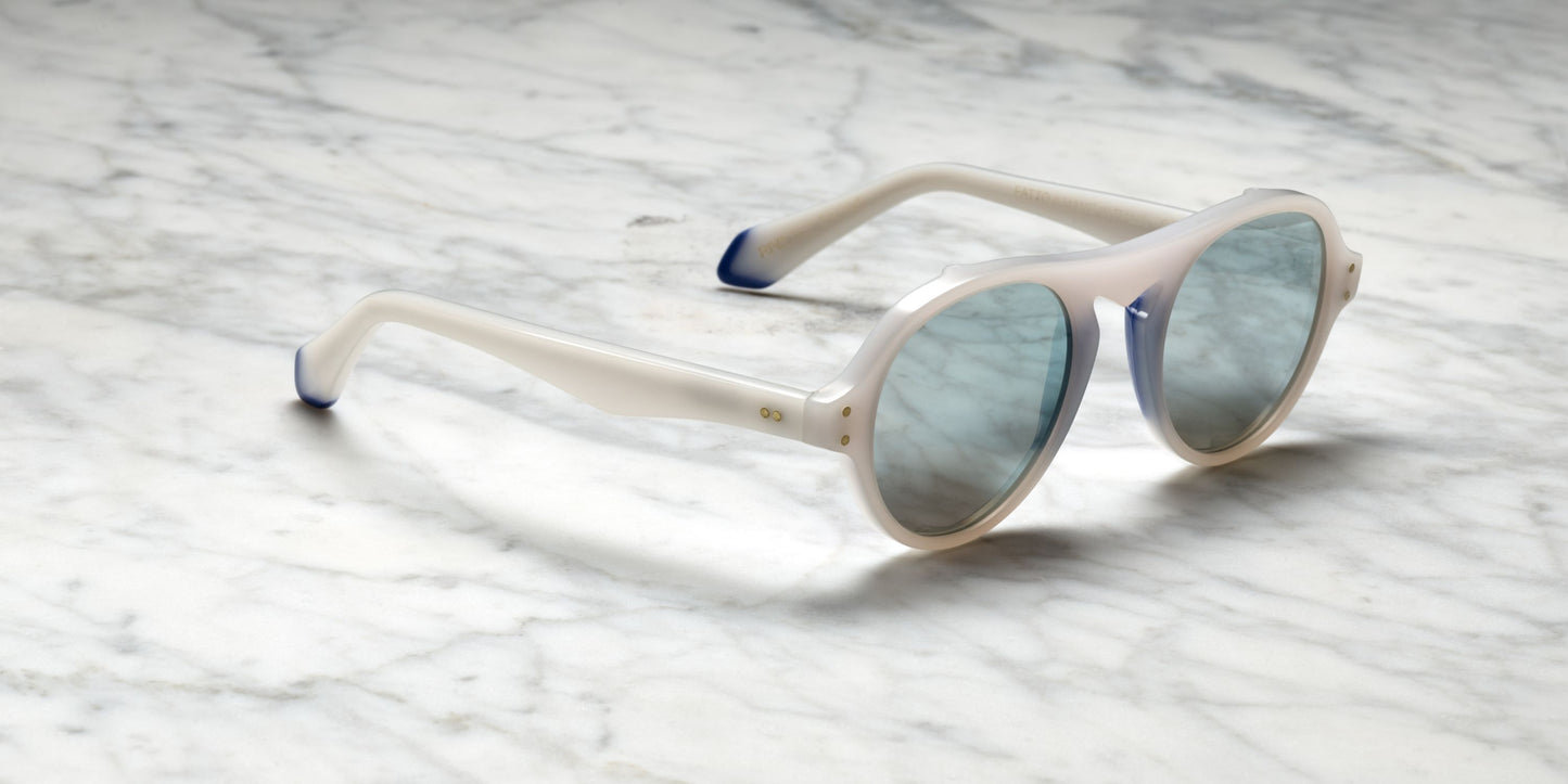 occhiali da sole con lenti arrotondate e montatura bianca