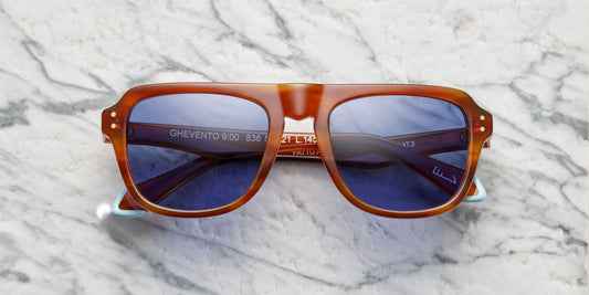 occhiali da sole con lenti grandi e montatura marrone striata